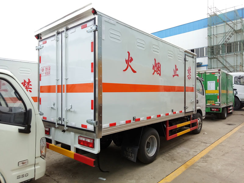 多利卡4.1米(藍(lán)牌)腐蝕品廂式車