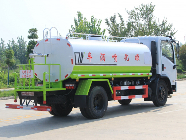 國(guó)六東風(fēng)大福瑞卡9.2噸灑水車 聯(lián)系人: 陳華慶