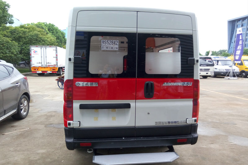 東風(fēng)御風(fēng)長軸柴油救護(hù)車