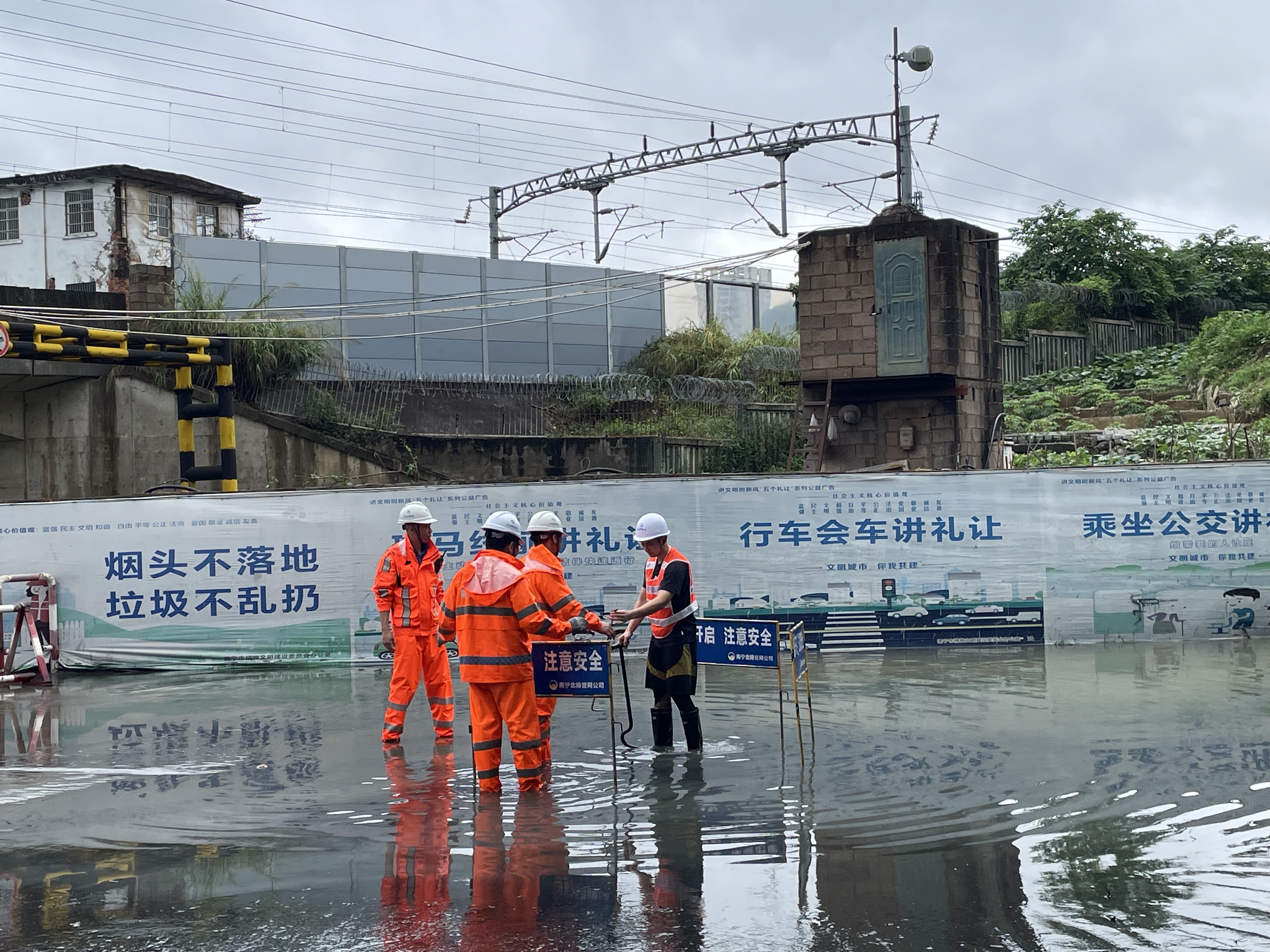 積極應(yīng)對強降雨，市排水公司連夜出擊排水搶險